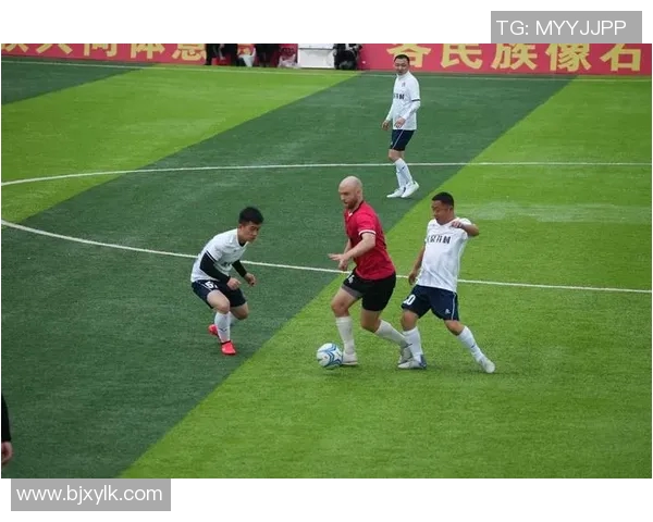 布拉迪与利恩比的精彩对决揭示了足球战术的深度与魅力