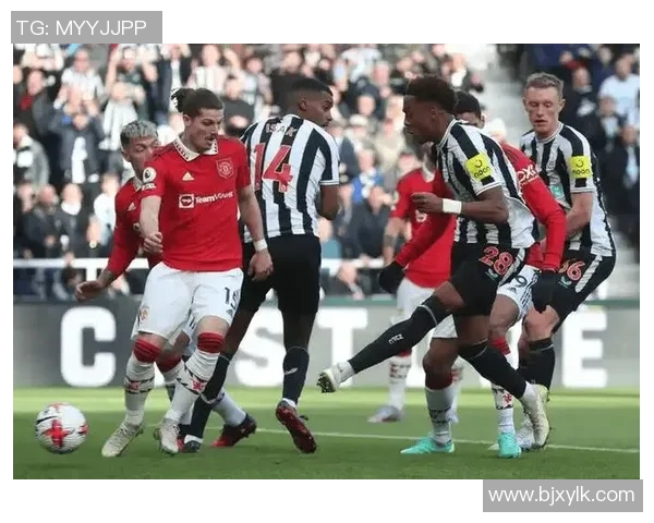 纽卡斯尔联队与狼队激战正酣谁能在英超赛场上笑到最后